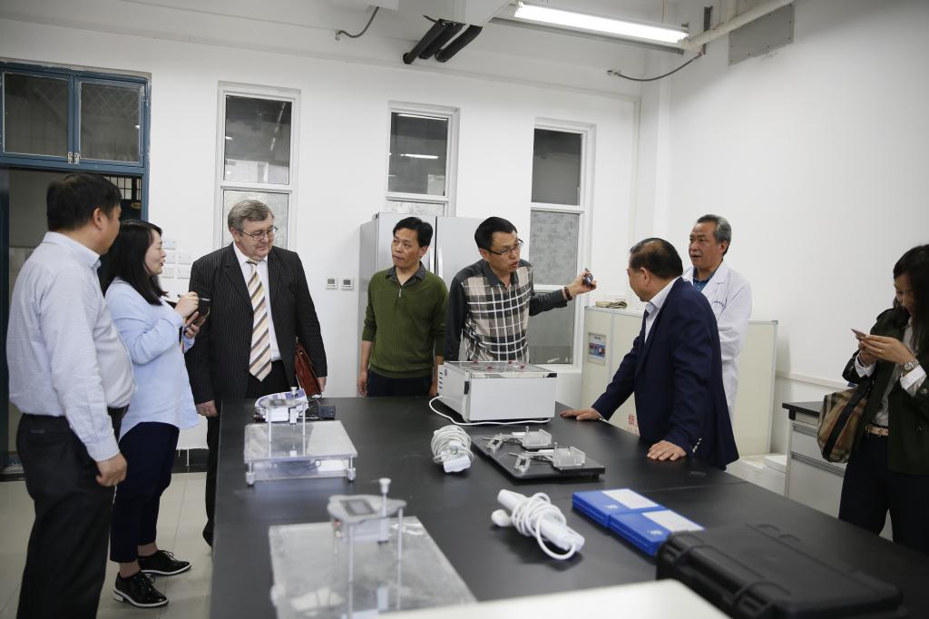 俄罗斯学者参观动科院实验室