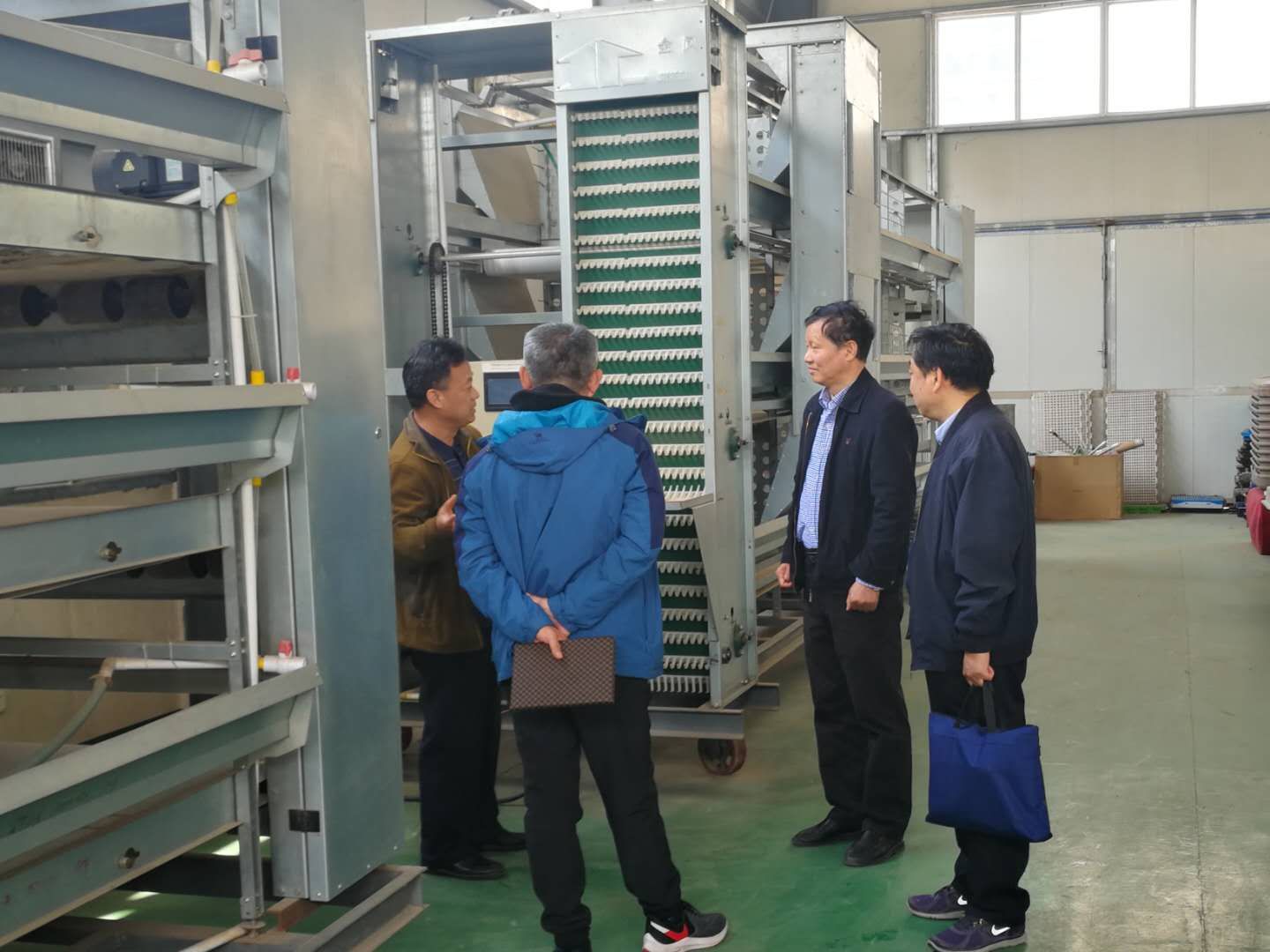 副校长吴中到畜牧机械展示厅实地查看