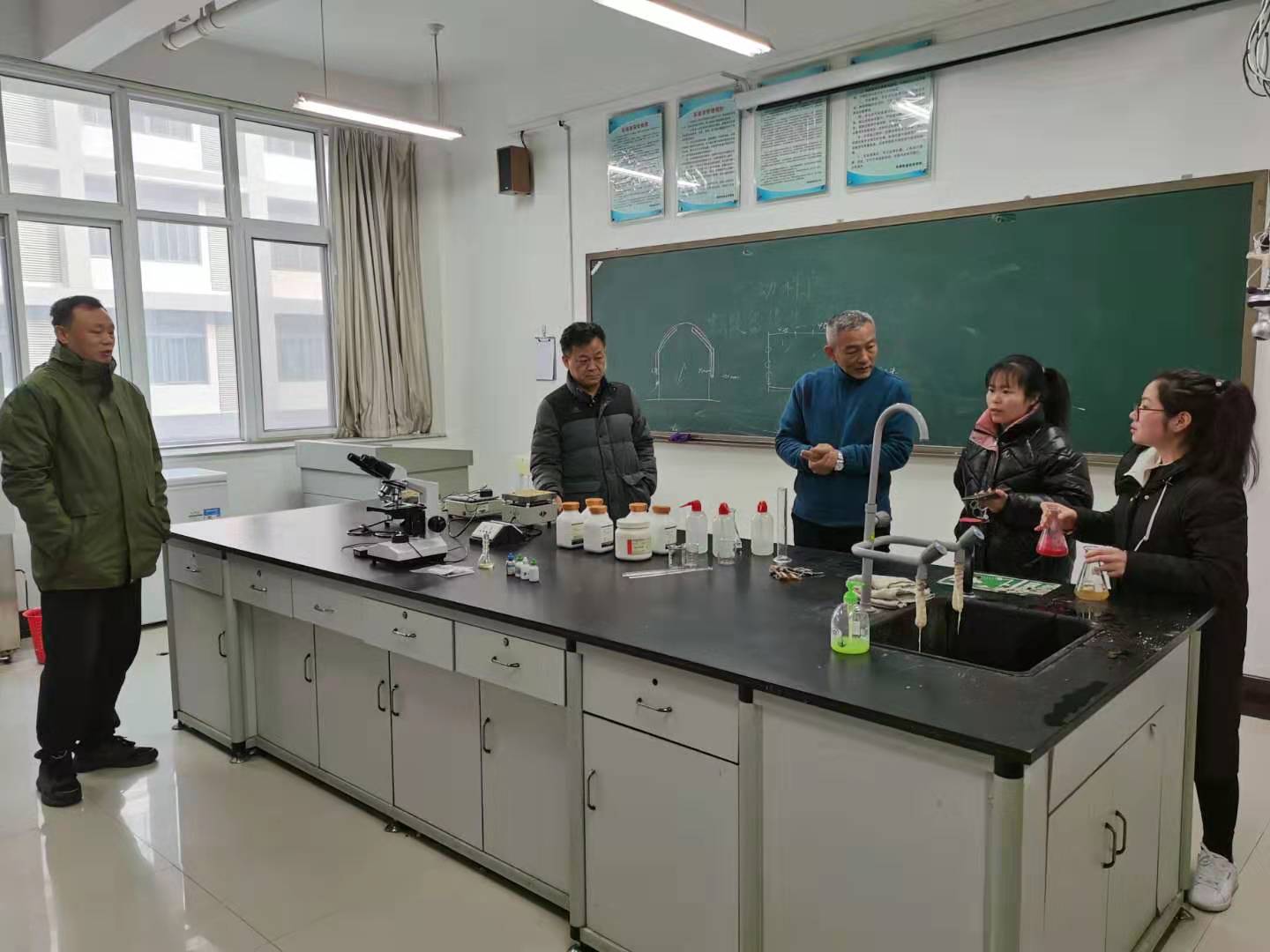 学院领导检查实验室安全