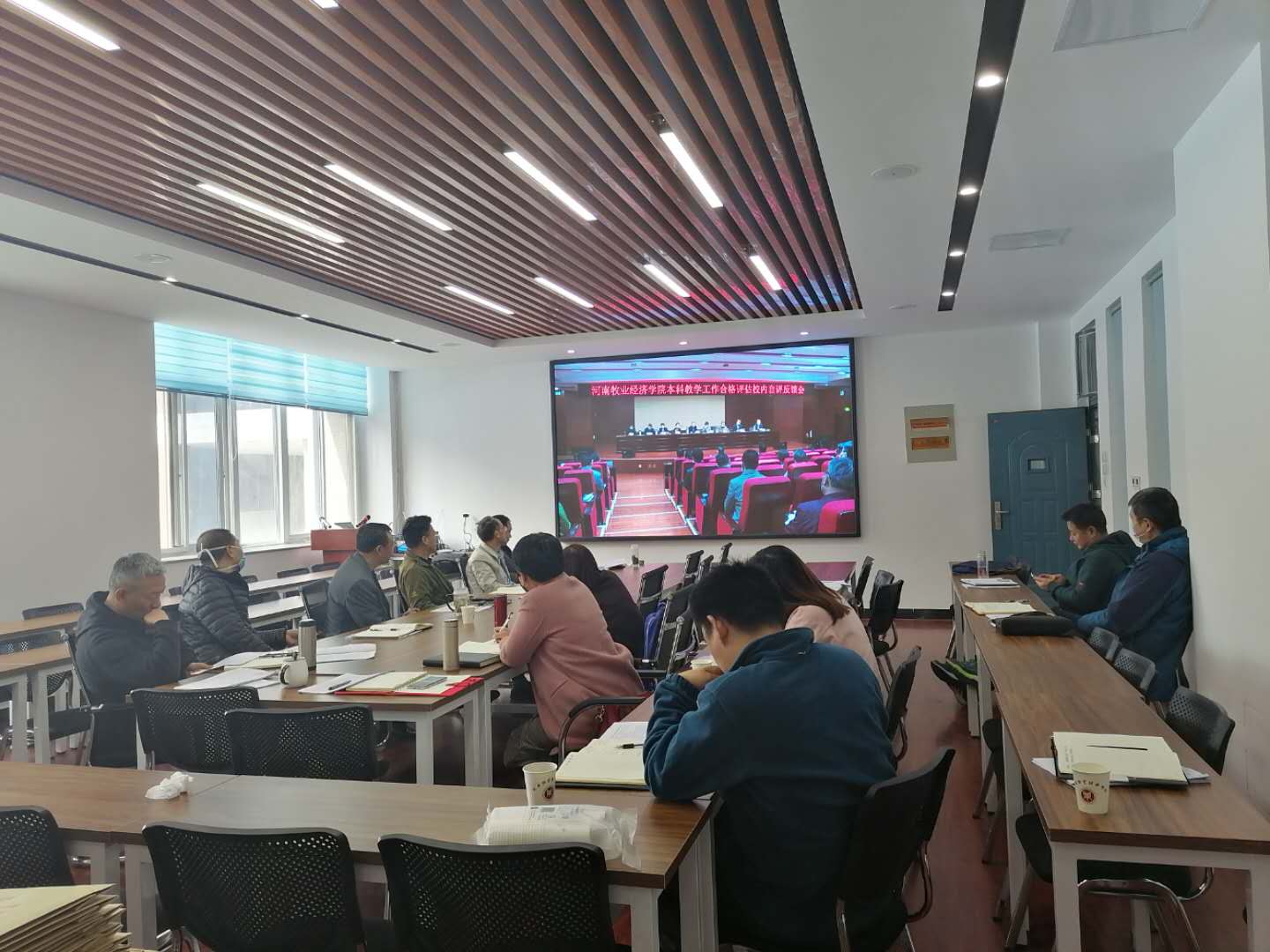 与会人员认真学习专家反馈意见